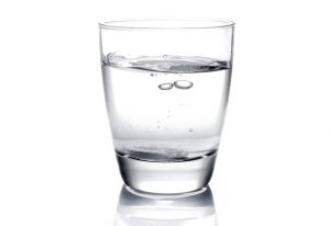 8. Bea cel puțin 2 litri de apă pe zi